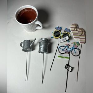 NWT  flower/plant holder, 2 metal picks & 3 wooden picks. Dress up your plants!